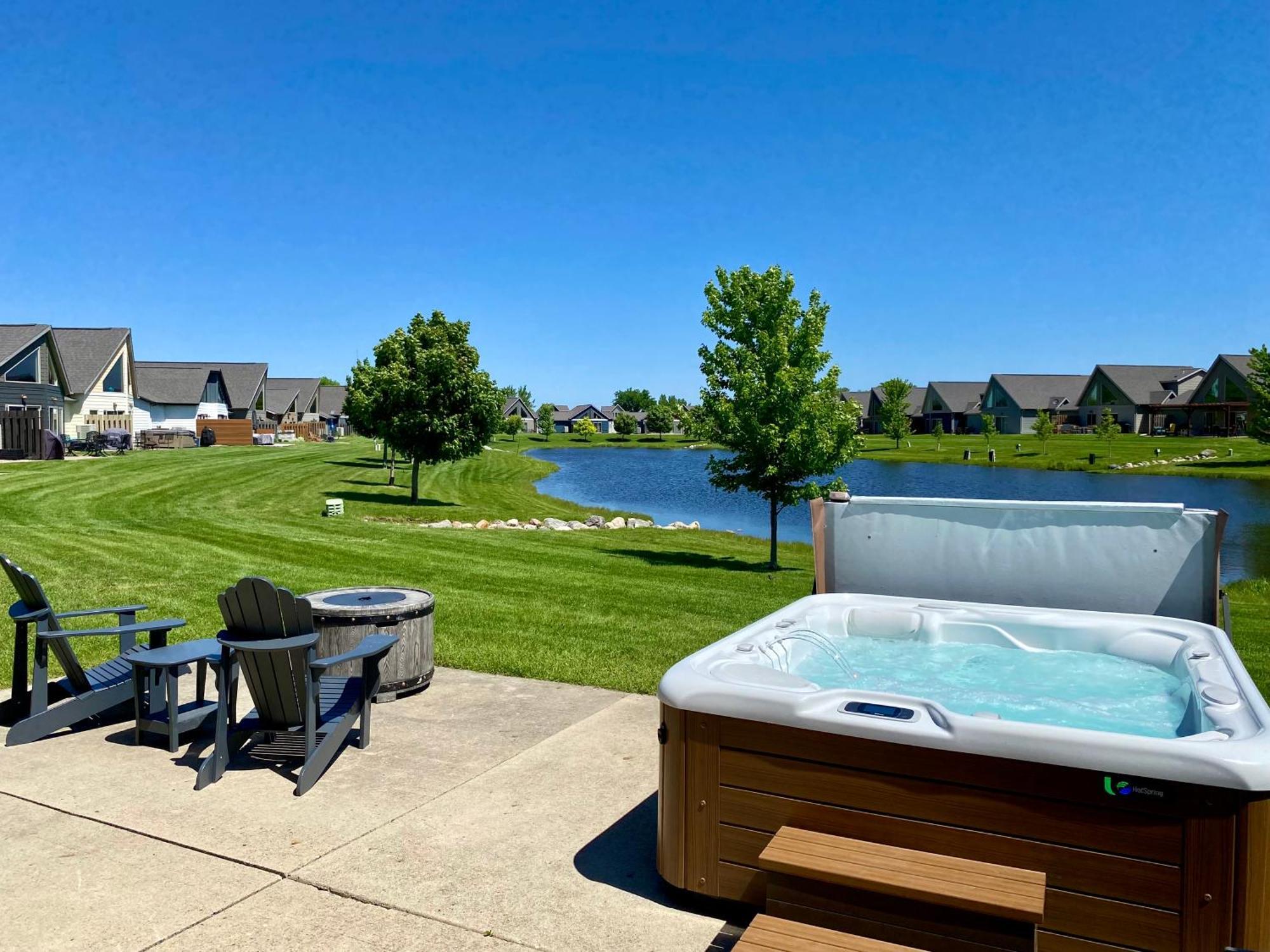 Boho Bungalow On The Pond W/ Hot Tub Arnolds Park Exterior foto